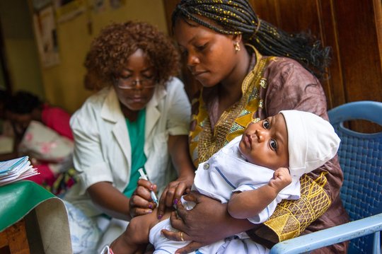 Nurse Madeleine Semo vaccinates a young baby at the Ngbaka health centre in Kinshasa, Democratic Republic of the Congo. Gavi/Phil Moore