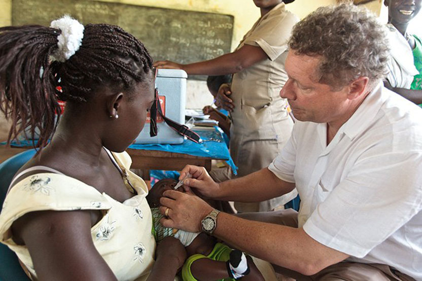 In Ghana, Seth Berkley delivers rotavirus vaccine, which protects against the leading cause of diarrhea in children under five. Gavi/Olivier Asselin