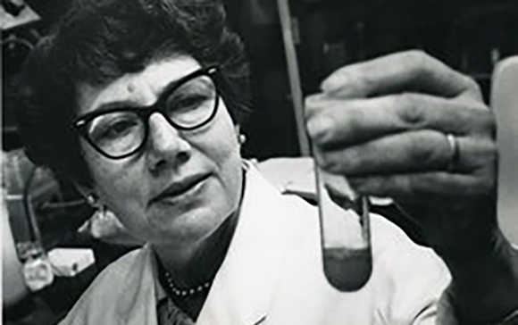 Evelyn Witkin in lab